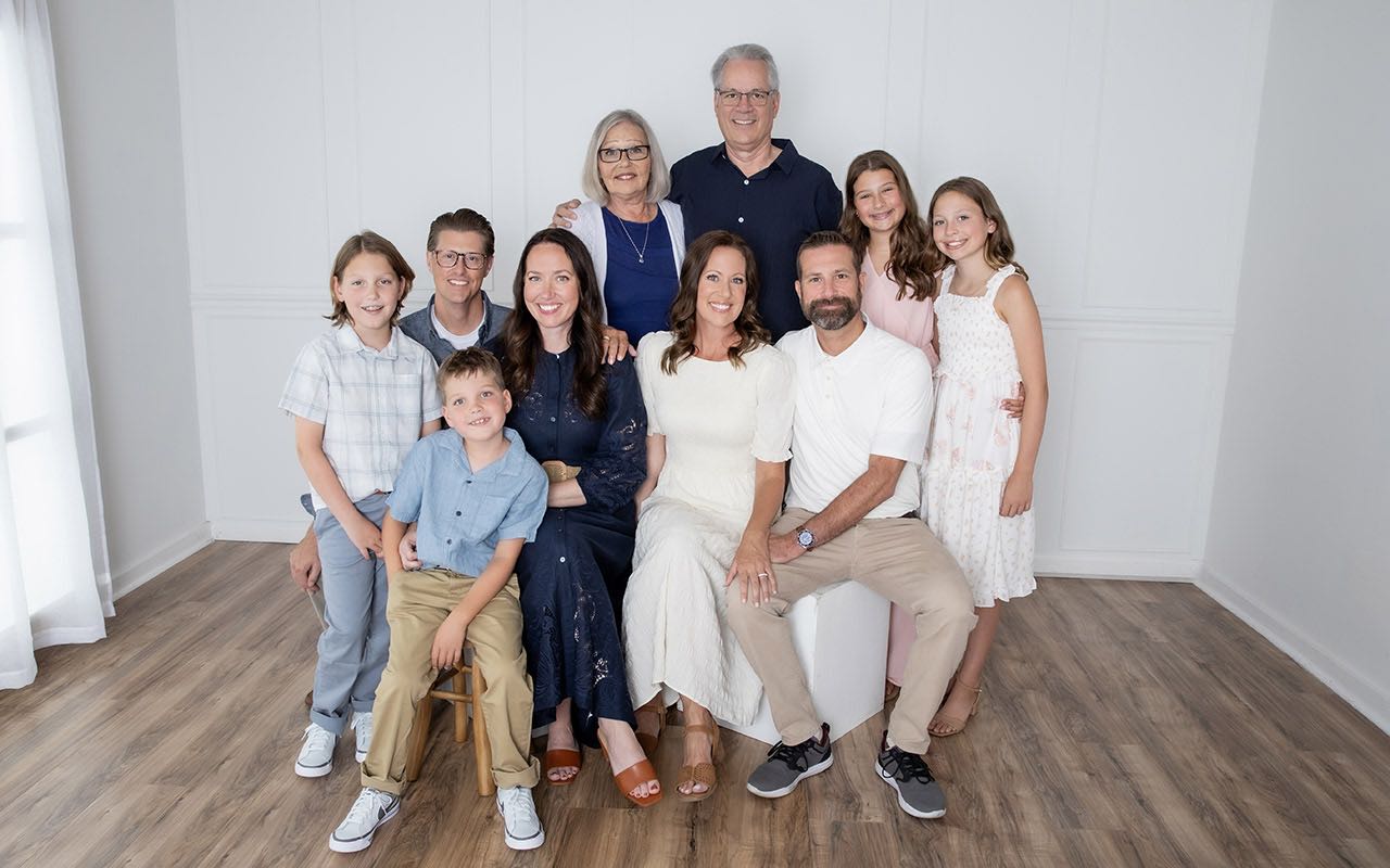 Group Family Photo by Lynn Laumann Photography