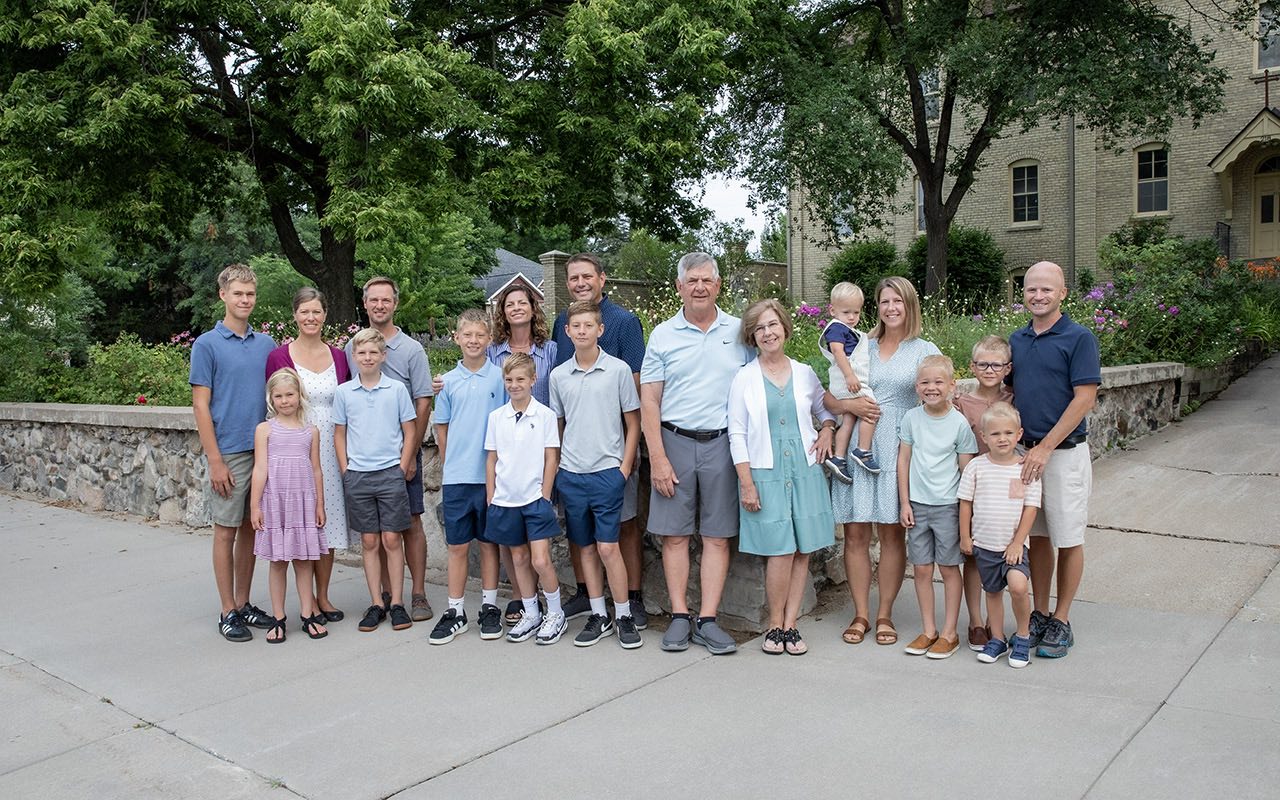 Large Family Photo by Lynn Laumann Photography
